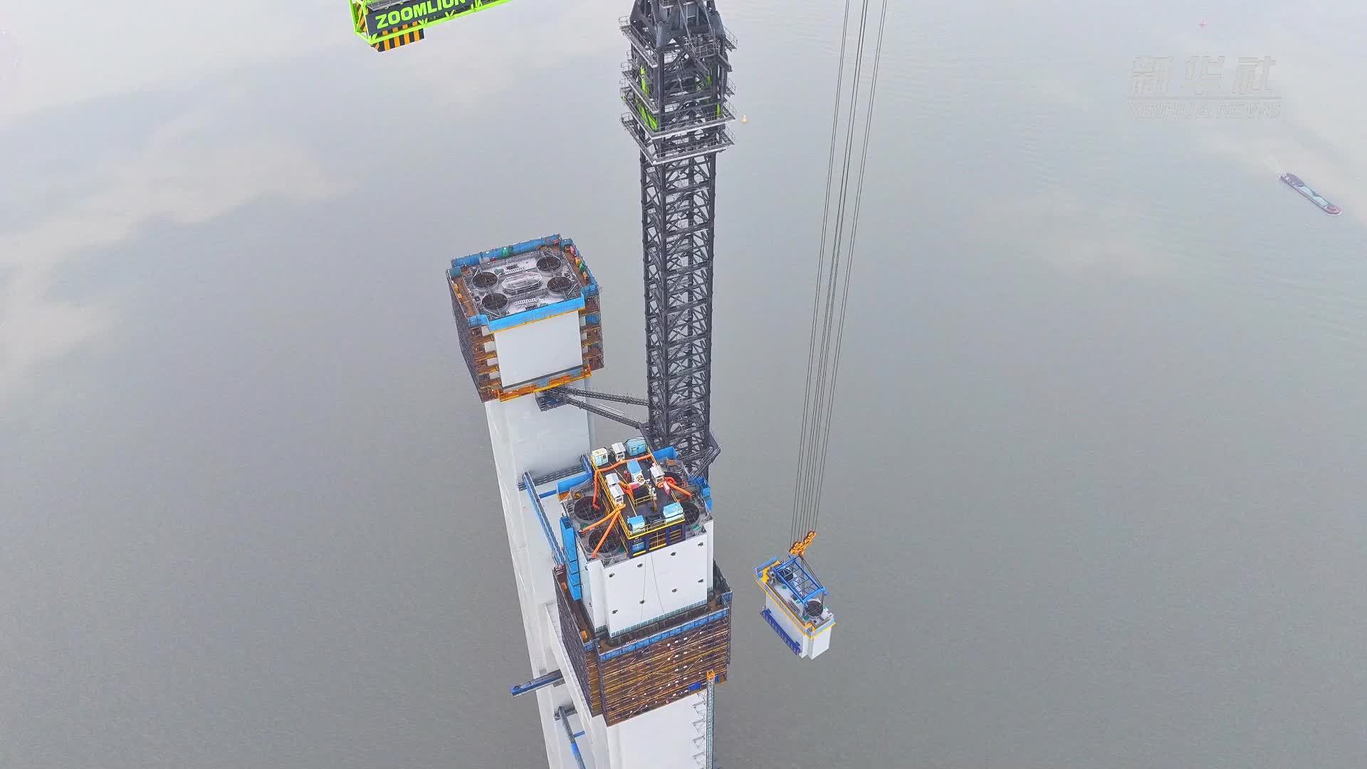 江苏张靖皋长江大桥南主塔高度突破300米