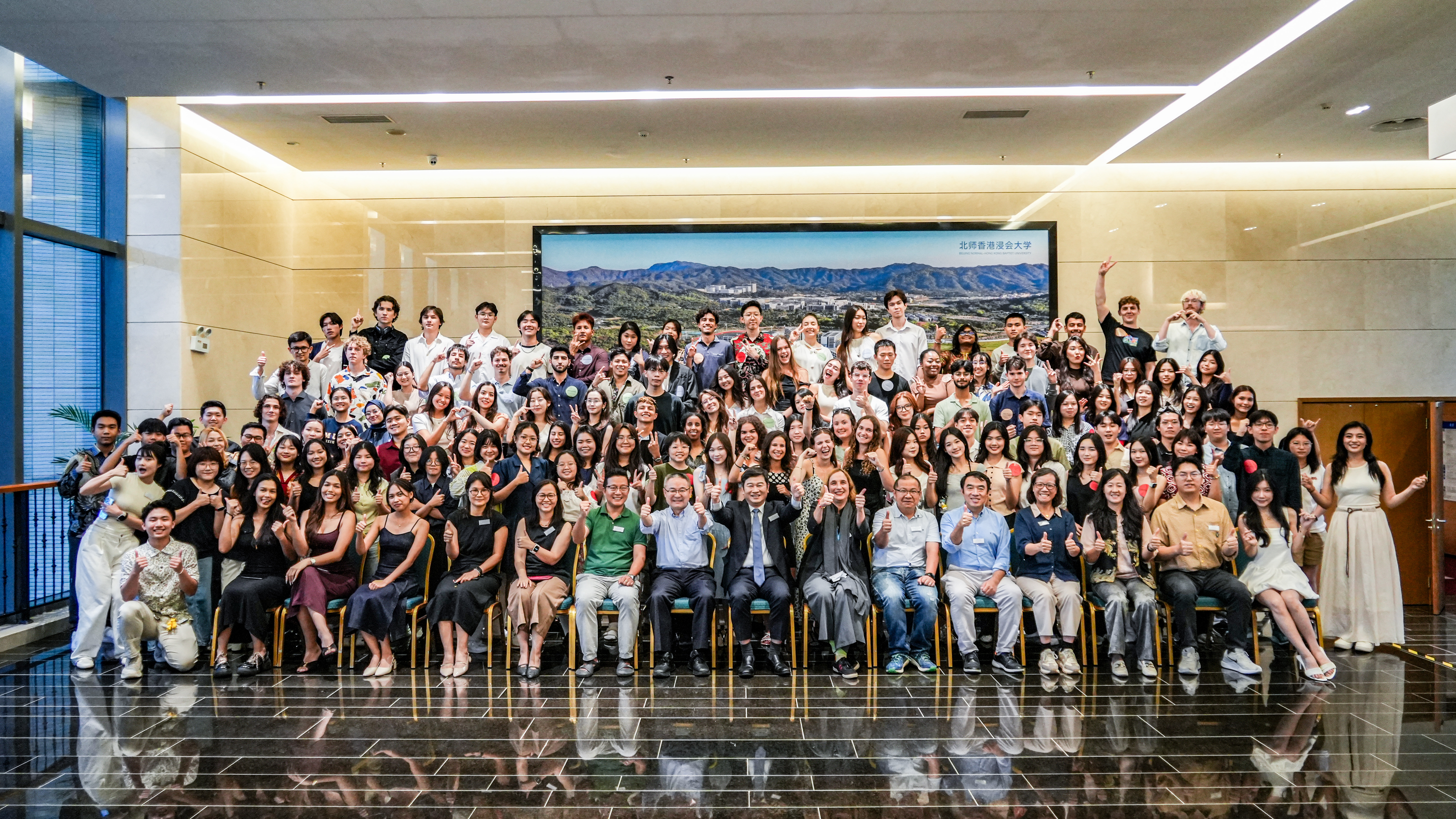 北师香港浸会大学（BNBU）举办国际生欢迎晚宴 合影（摄：何秋蓓）