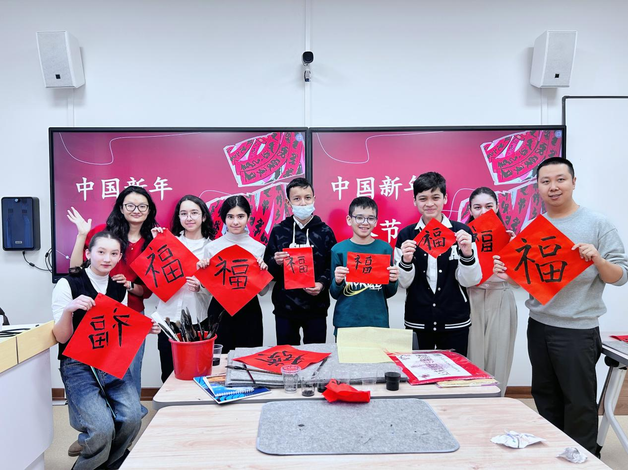 春节来临，吴怡洁和学生写书法。