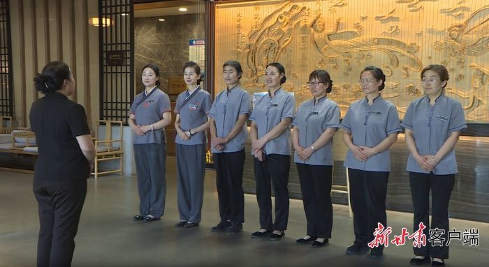 酒店工作人员接受培训 本文图片由敦煌市融媒体中心提供