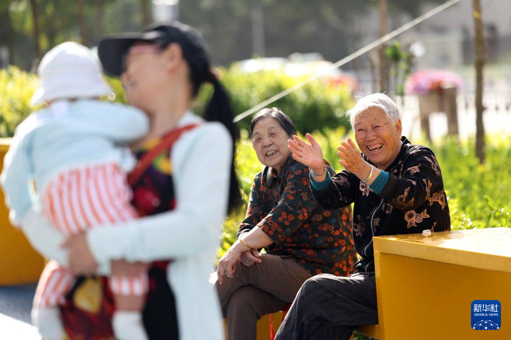 市民在兰州市城关区盘旋路口的一处公园内休闲（9月16日摄）新华社记者　陈斌　摄