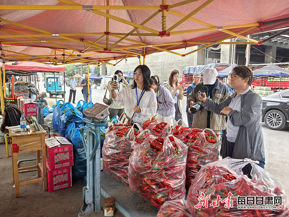 记者团成员现场采访 新甘肃·每日甘肃网记者 张春燕 摄