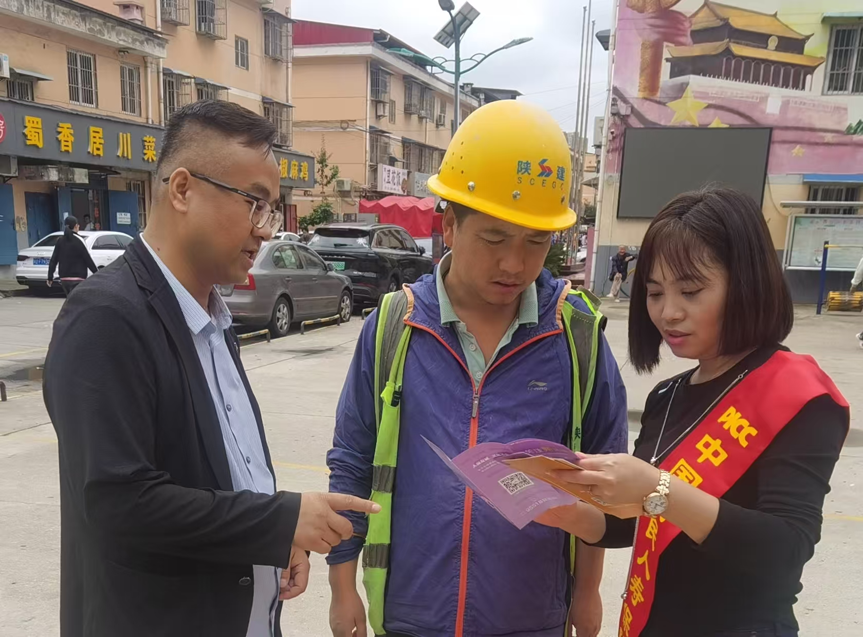 人保寿险西安市分公司开展“五彩三秦 金融消保”风险提示送上门活动