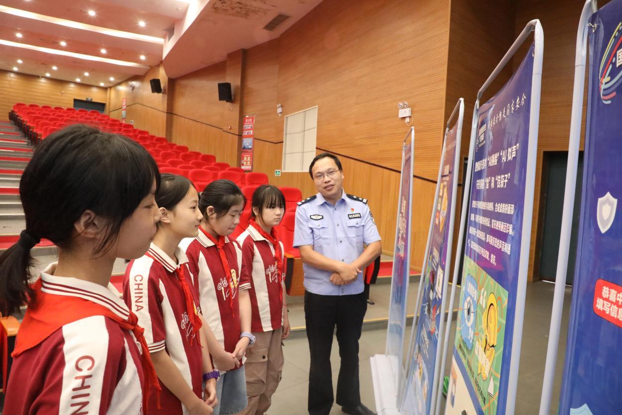 （区公安分局网安大队万斌为学生们讲解网络安全知识）