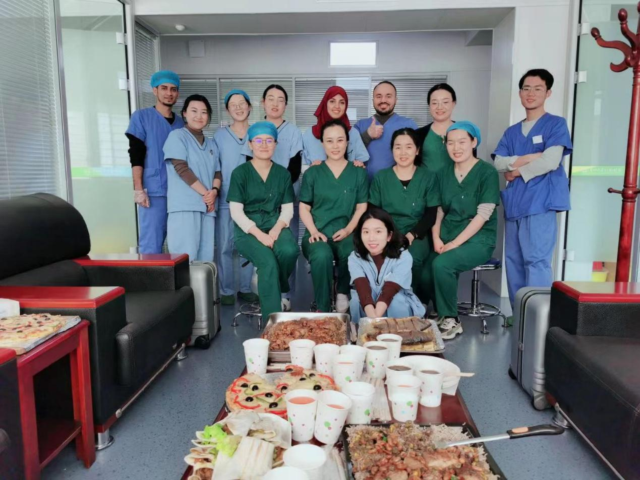 西来（后排右三）与伙伴们团建