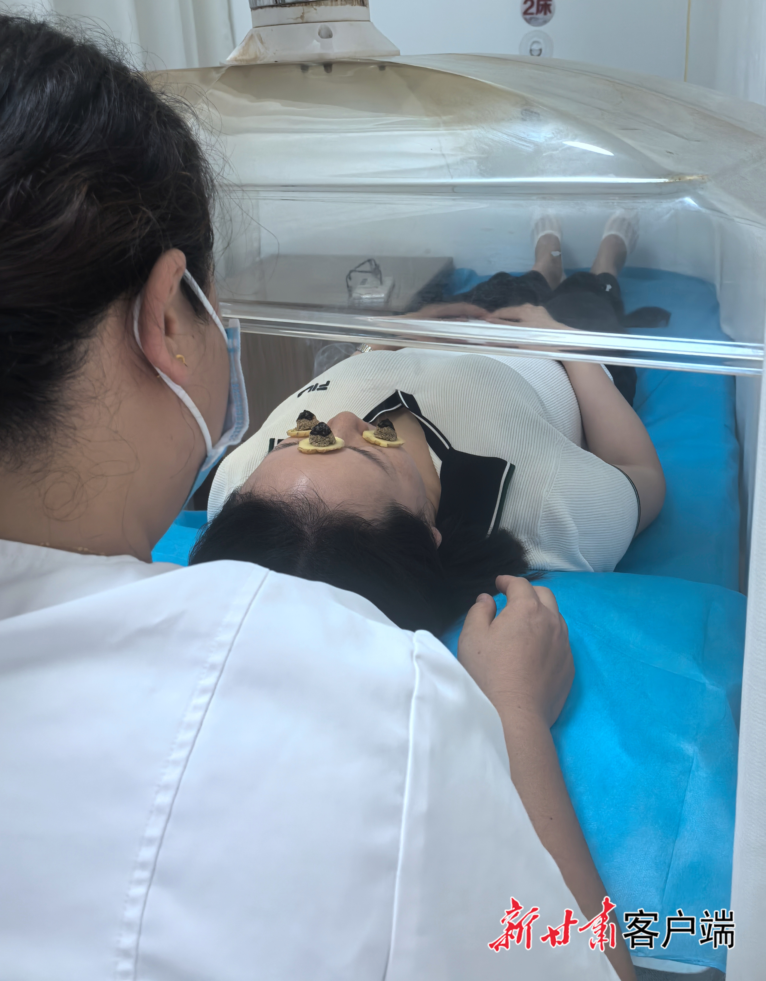 医生为鼻炎患者进行艾灸治疗