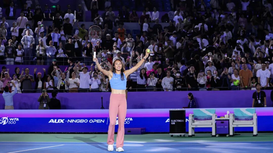 鄭欽文出席2024奧克斯·寧波網球公開賽現場見面會