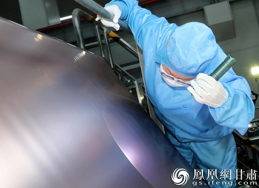 金川集团铜贵股份有限公司工作人员仔细查看新一代3.5微米极薄锂电铜箔生产情况 金川集团供图