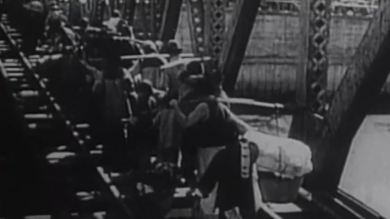 1935年钱塘江大桥建成，数十万人经此逃难，茅以升却接到炸桥密令