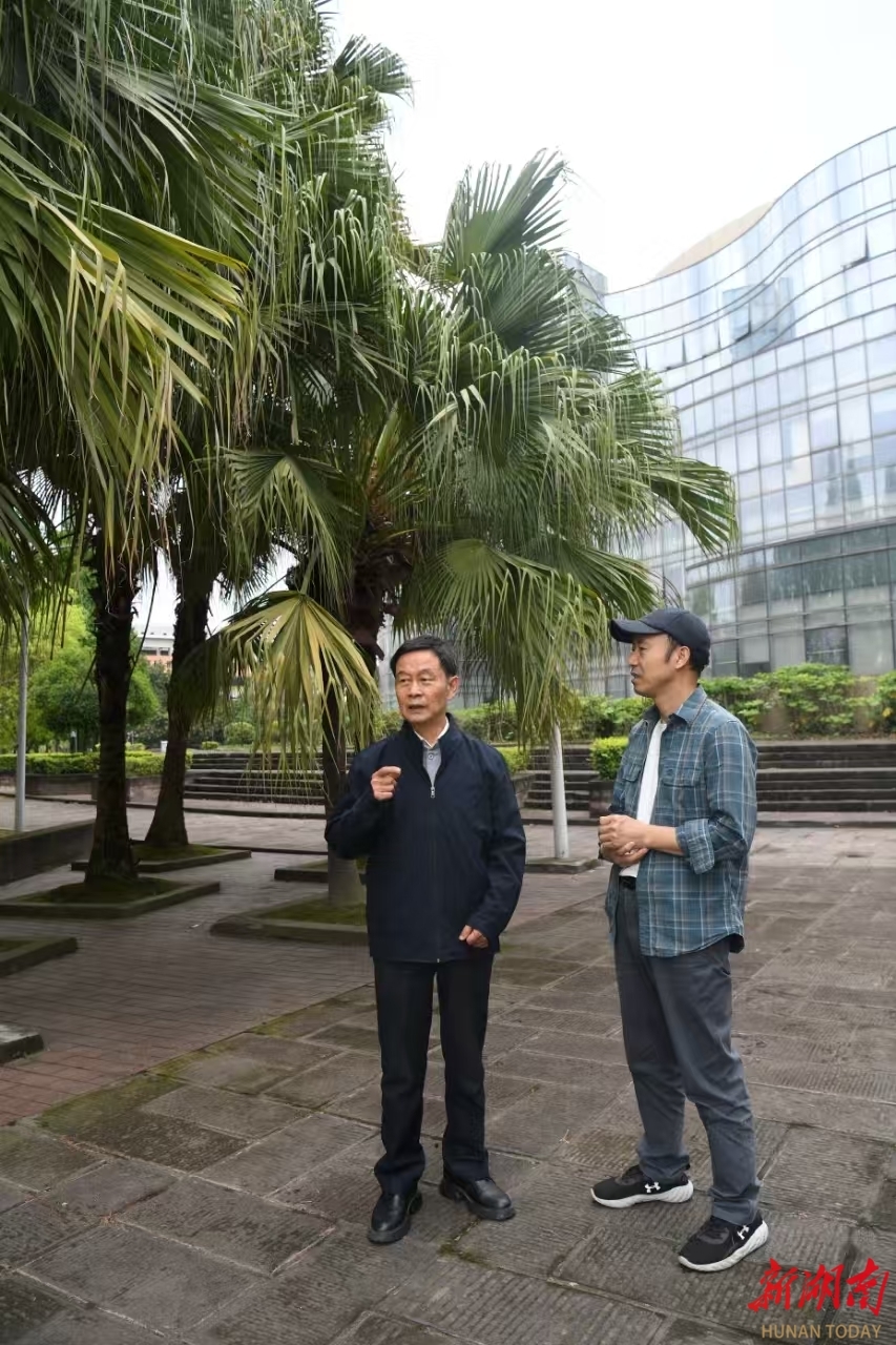 周啸天（左）为湖南日报全媒体记者解联。