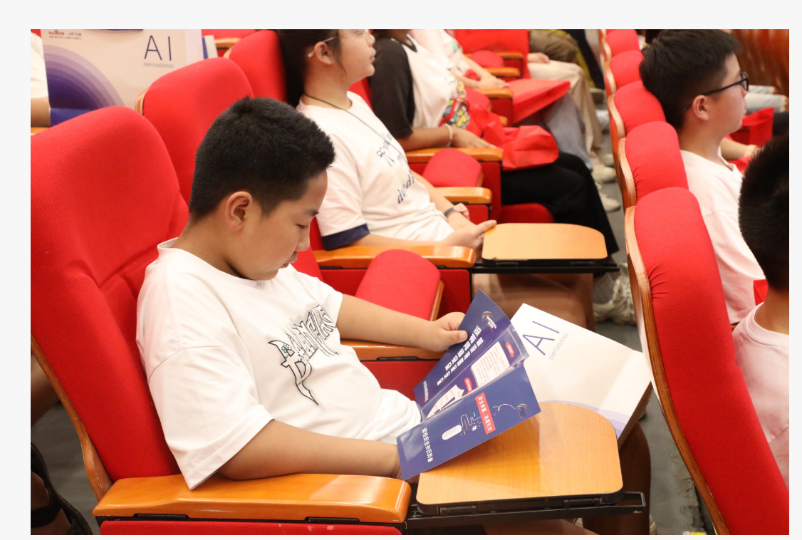 （学生正在认真学习网络安全科普折页）