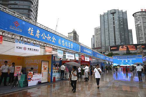 9月19日，2025重庆秋季房地产暨家居展示交易会线下展会在江北区观音桥步行街开幕。 记者 罗斌 摄