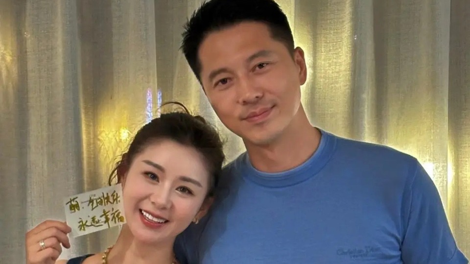 李小萌庆40岁生日，穿牛仔装戴大金链子真飒，王雷准备惊喜太感人封面图