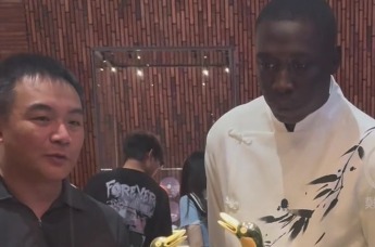 “无语哥”走进景德镇御窑博物馆