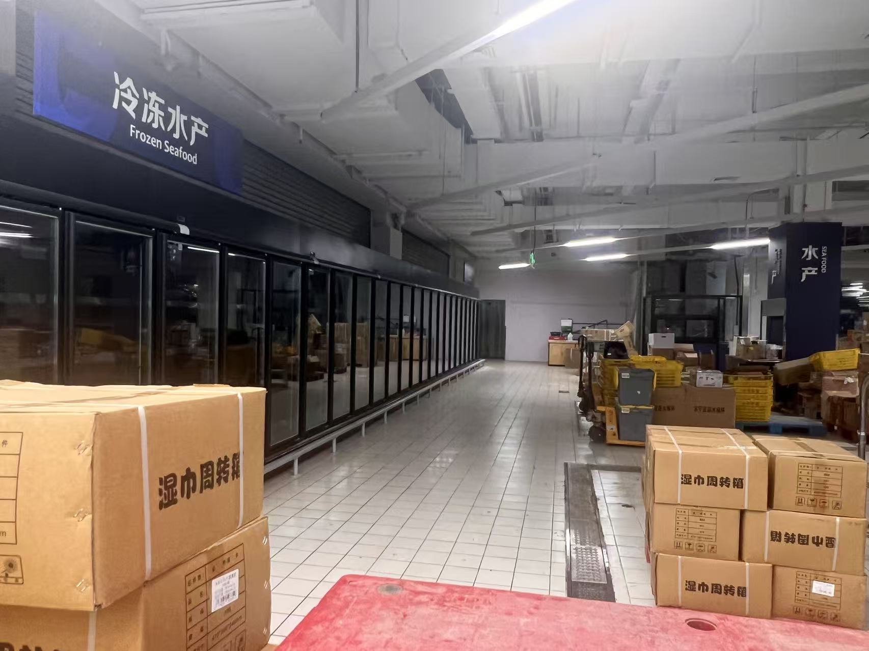 家乐福万里店内；蓝鲸新闻 孙煜摄