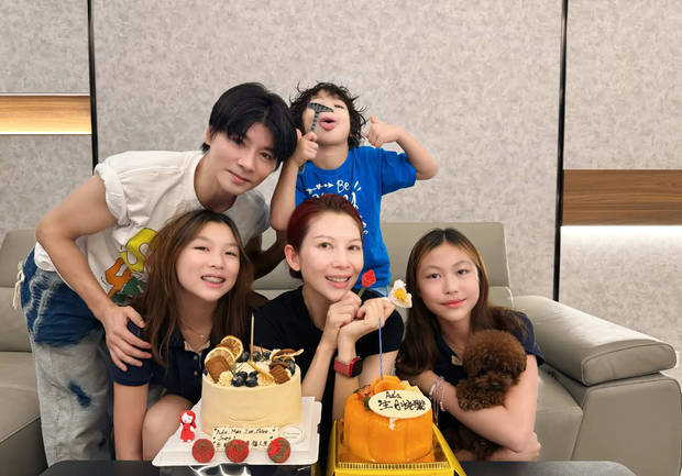 搜狐娱乐讯 17日，张晋在社交平台上晒出全家福为妻子蔡少芬庆祝52岁生日，并配文称：“今天是个大日子，让老婆今天过得开心，以后就有好日子，老婆生日快乐！”