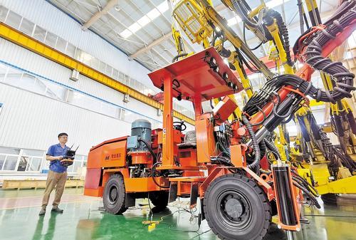 9月15日，河北宏远液压机械有限公司装配车间内，技术人员对智能掘进钻车进行出厂前调试。本报记者 陈正摄
