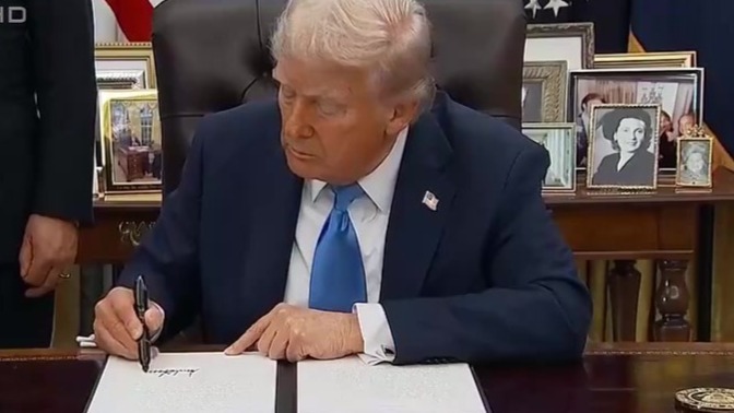 特朗普将H-1B签证费提高至每年10万美元