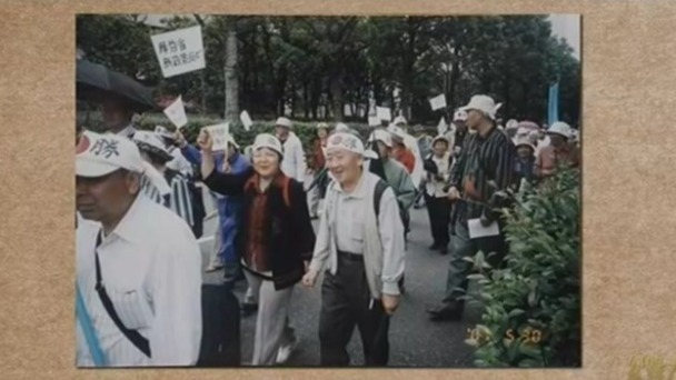 归国后靠领救济金生活，2002年，日本遗孤组团把日本政府告上法庭