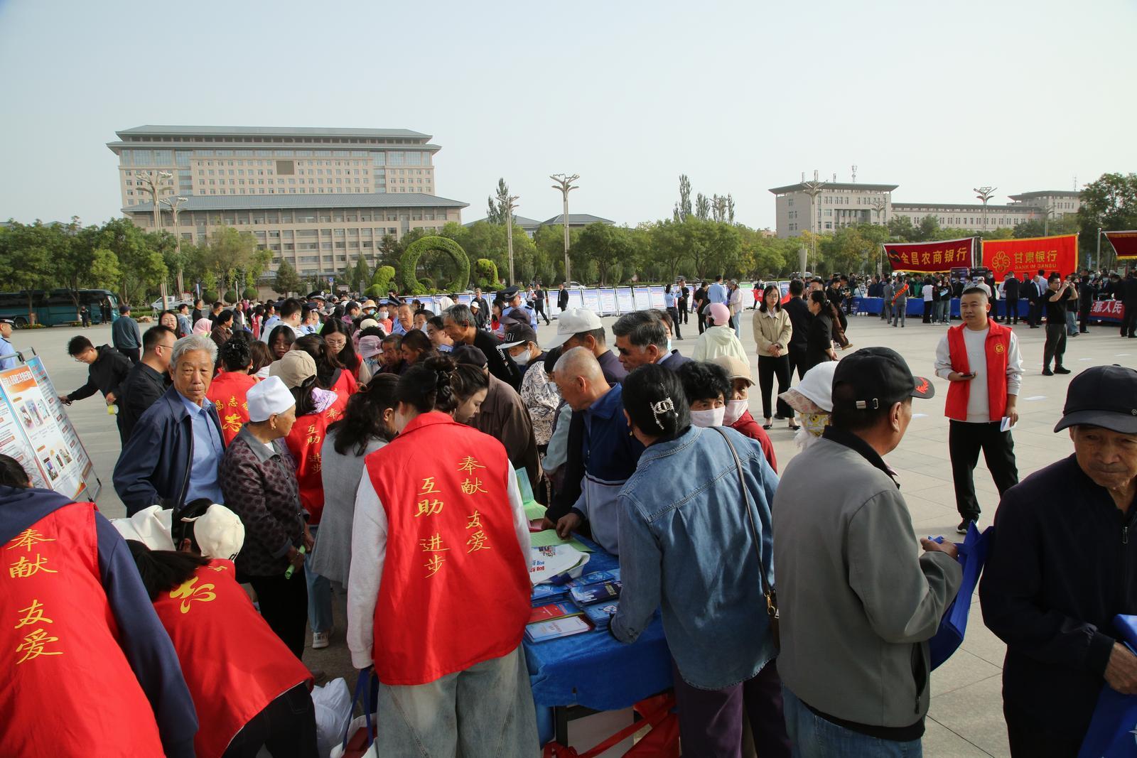 △工作人员向市民普及网络安全法律法规和实用知识