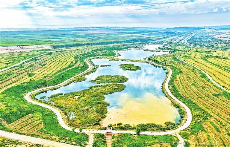 水阜河畔秋景如画