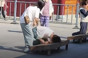 游客九华山旅游遇一女子情绪激动，边磕头边崩溃大哭