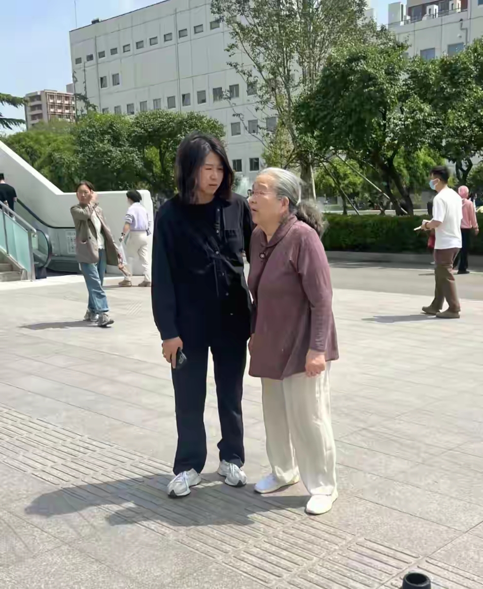 89岁李明启现身北京医院看病，打扮干净整洁，弓着背走路显苍老