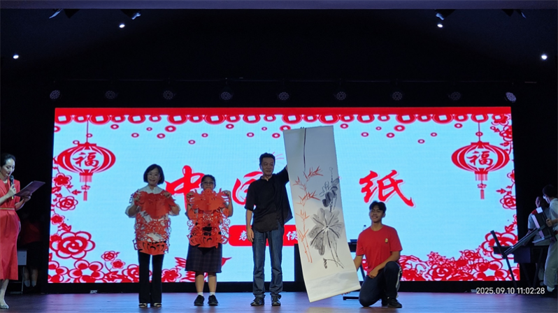 侯姝慧老师(左)、李晓庵老师(右)剪纸国画展示