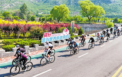 自行车骑行爱好者在邢台市信都区抗大路上骑行。 赵永辉摄