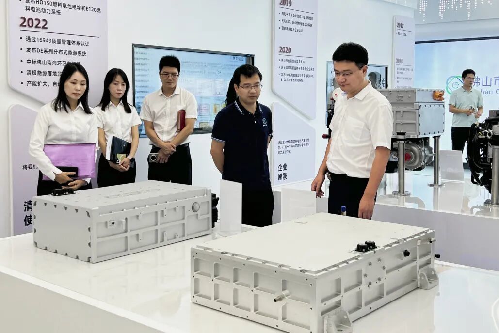 调研组参观清极能源燃料电池产品