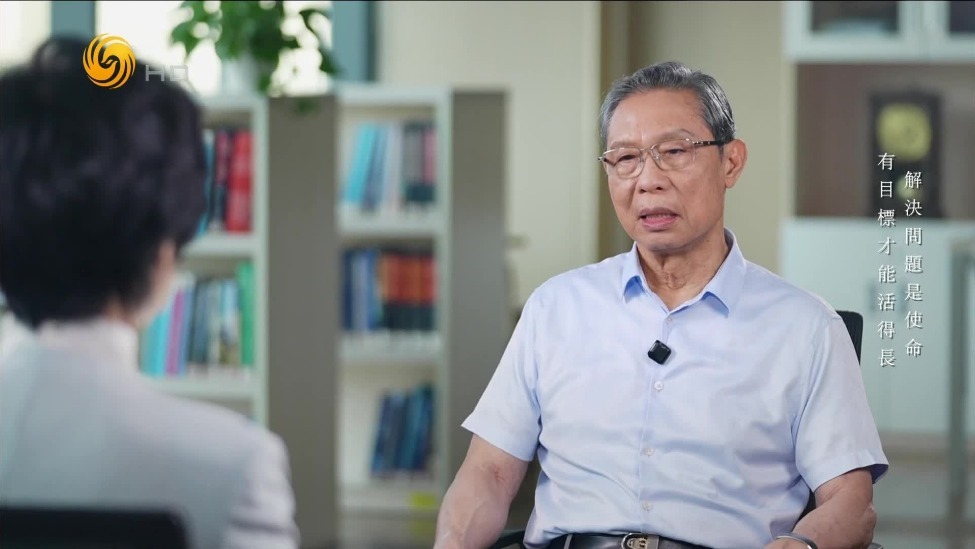 钟南山：国外辉瑞几千块钱1盒，逼着我们出成果，不到20个月把来瑞特韦搞出来