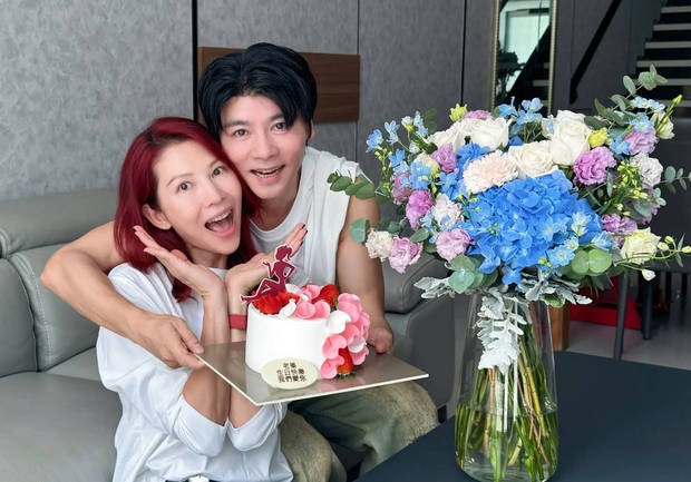 张晋与老婆蔡少芬亲密贴贴合影超有爱。