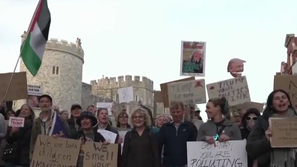 特朗普抵达英国遭民众示威