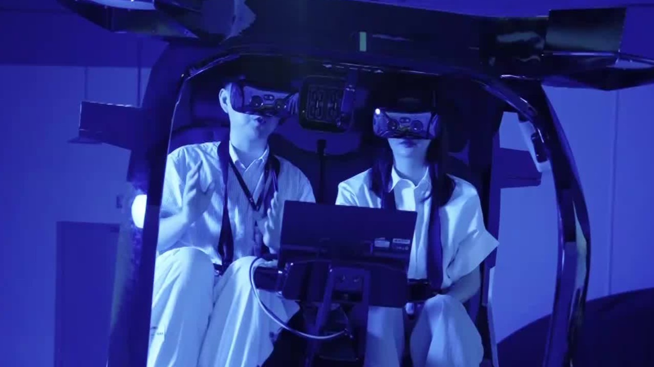 主持人VR体验分体式飞行汽车“陆地航母”，了解这一技术背后的挑战与突破