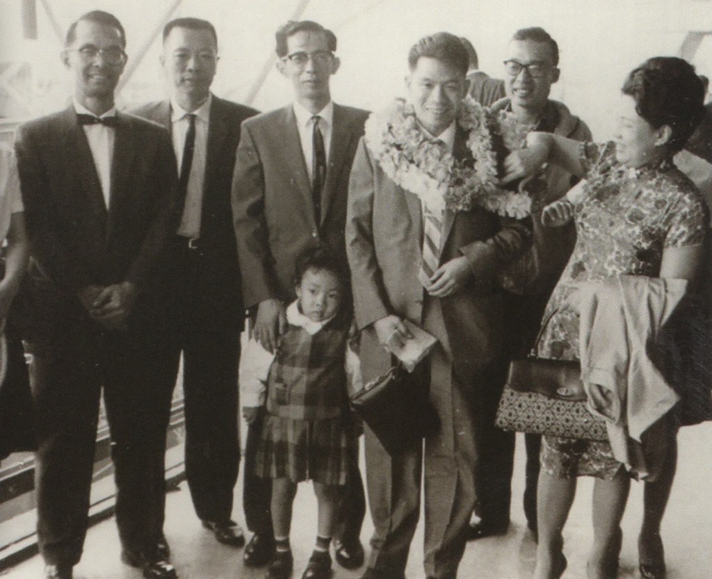1963年，夏阳即将踏上欧陆之旅，临行前婶婶林海音（右1）、叔叔夏承楹（何凡）（左1），与亲友们前来送行。