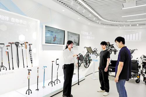 8月29日，冀州区医疗器械和康复辅具产业发展中心，工作人员（左一）向客商介绍当地生产的智能手杖。 本报记者焦磊摄