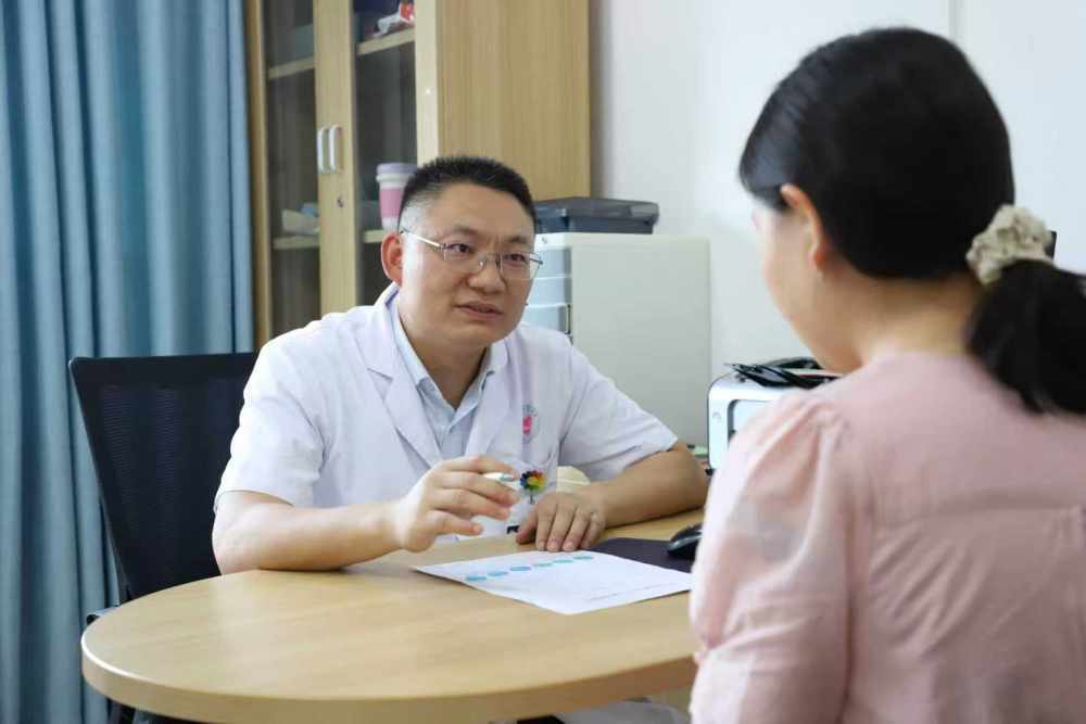 市精神卫生中心儿童青少年门诊，医生正在接诊。受访单位供图