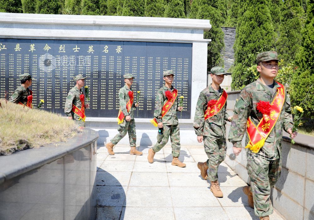 2025年9月15日，江西省吉安市峡江县革命烈士陵园，预定新兵在瞻仰革命烈士英名录。