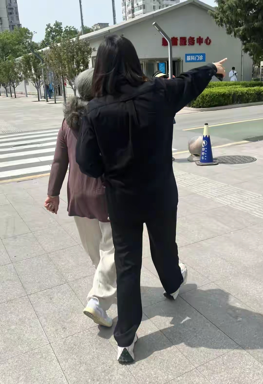 89岁李明启现身北京医院看病，打扮干净整洁，弓着背走路显苍老