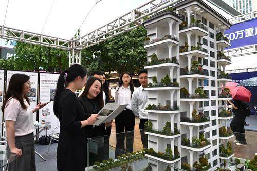 9月19日，2025重庆秋季房地产暨家居展示交易会线下展会在江北区观音桥步行街开幕。图为，市民正在了解第四代建筑。 记者 罗斌 摄