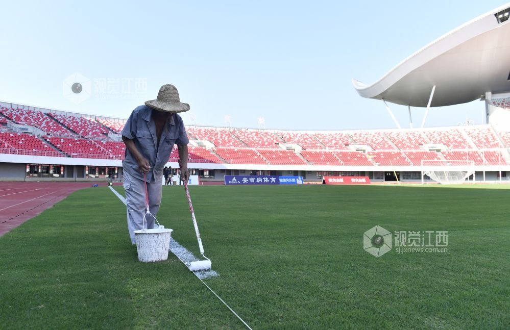 9月18日,江西省奥体中心体育场,工人正在为球场划边线。
