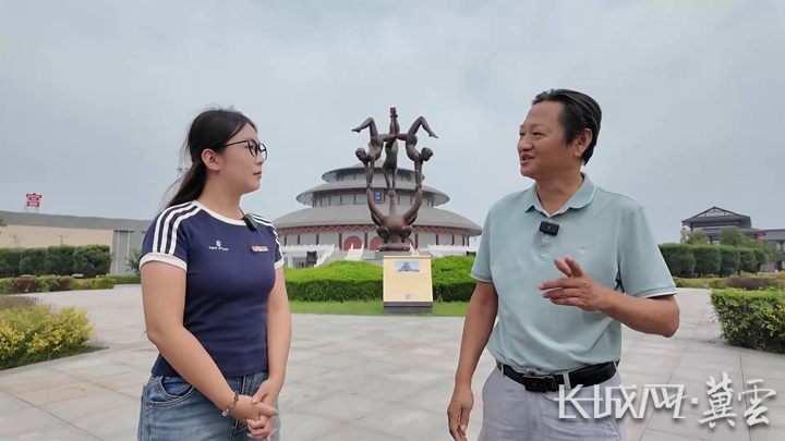 吴桥杂技研究者杨双印为记者讲述吴桥杂技历史。长城网・冀云客户端记者 崔上 摄