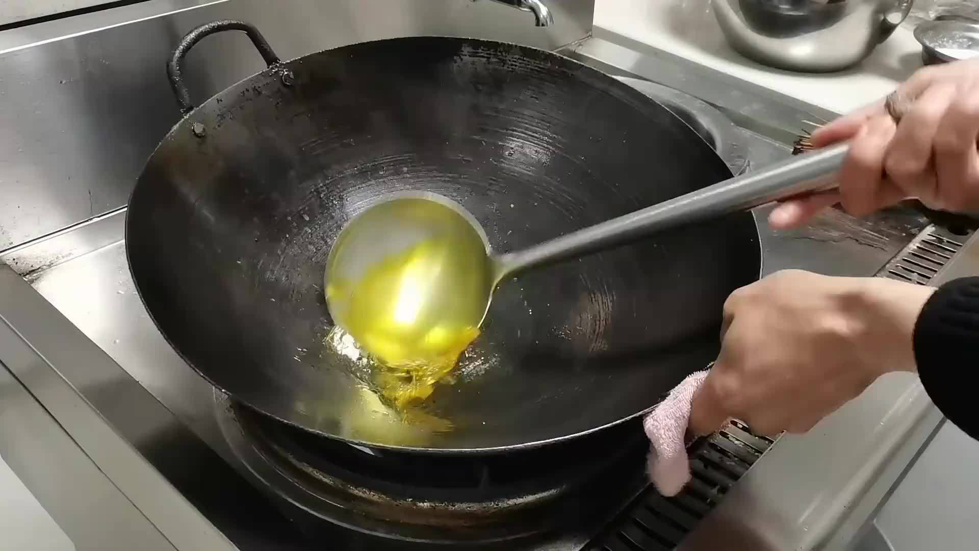 老板2万挖来的川菜大厨，一道菜把后厨众人镇住了