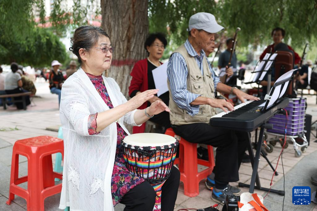 市民在兰州市城关区和政路口一处公园内休闲（9月16日摄）新华社记者　陈斌　摄