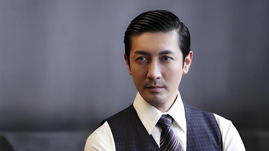 他长得帅演技好，北大才子，与初恋结婚15年零绯闻，拍戏挣的钱都上交妻子封面图