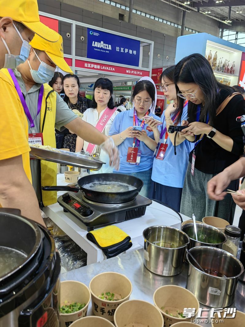 长沙老字号里手馄饨吸引了众多食客。