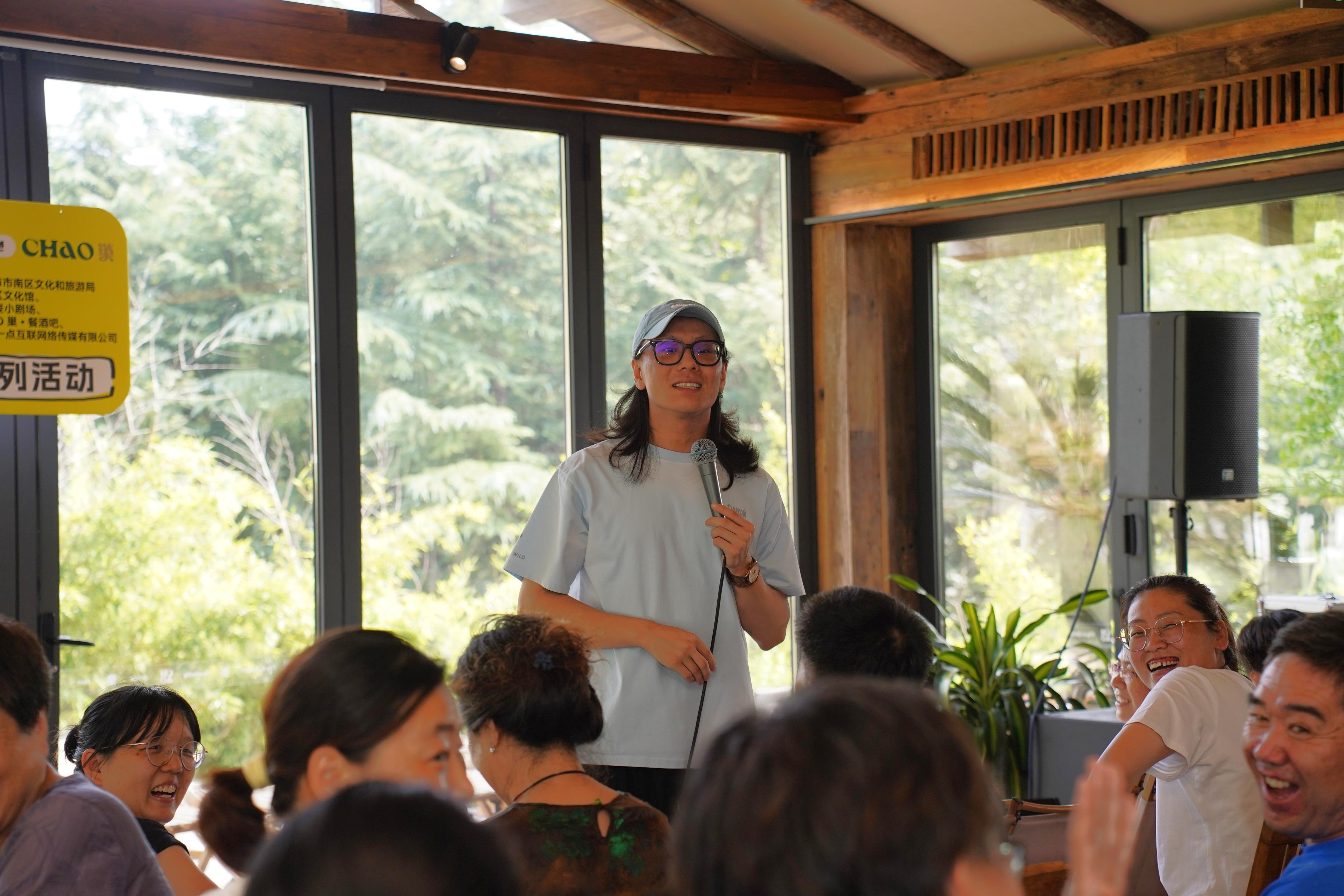 欢声满庭院，喜剧悦金秋：市南区CHAO巢&middot;生活馆脱口秀专场活力开启