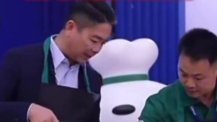 刘强东直播做饭直呼紧张，还不忘调侃：这煤气灶不会是从马云那买的吧？