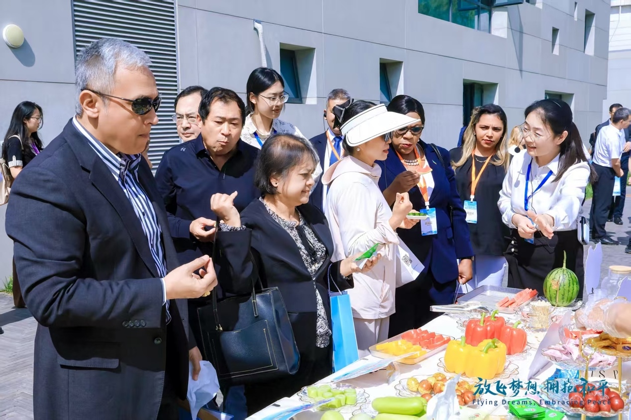 （参会嘉宾品尝潍坊特色产品）
