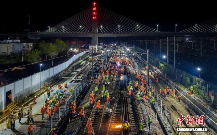 图为9月16日凌晨,江西庐山站城际场一级施工现场。 张萌飞 摄
